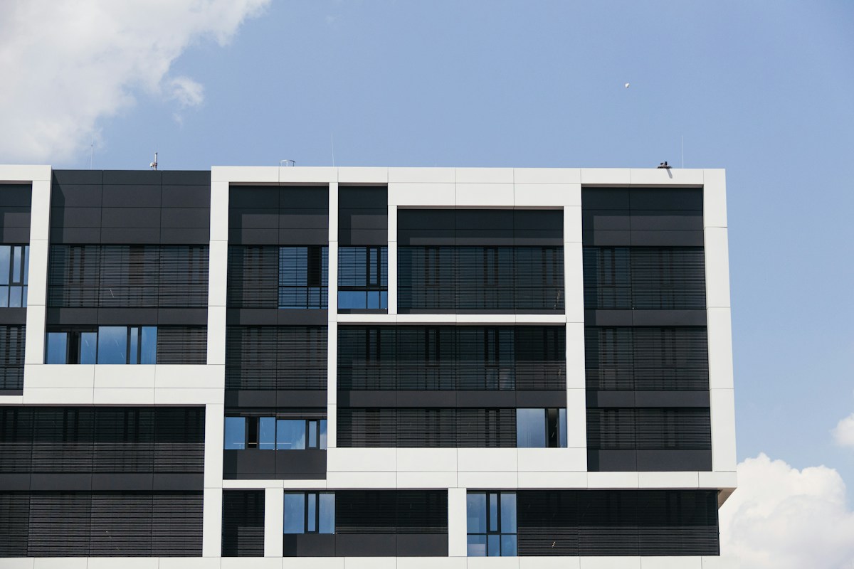 Fachada de arquitetura contemporânea com linhas geométricas precisas