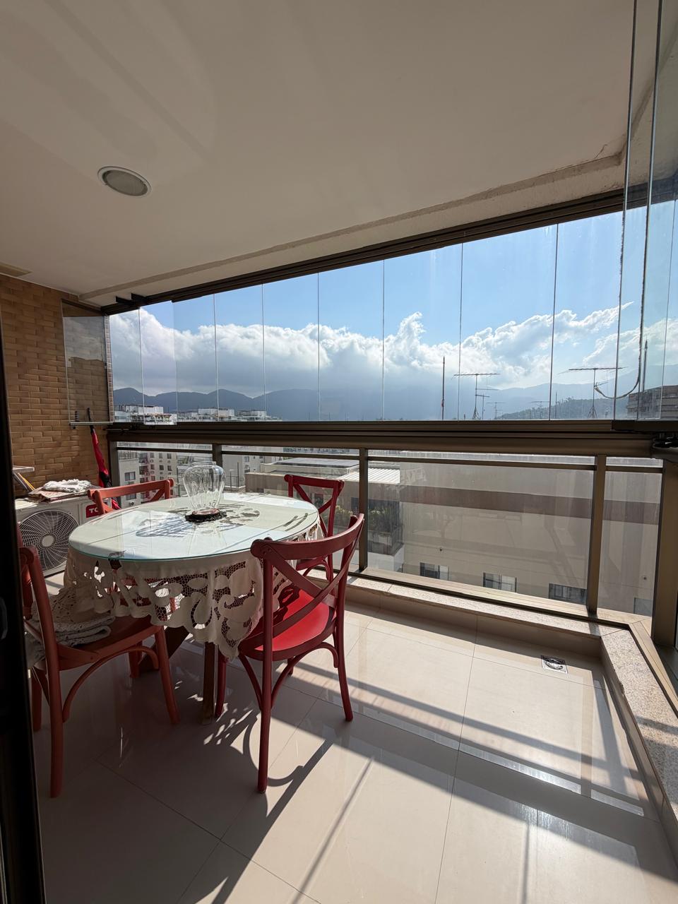 Varanda com mesa e vista aberta