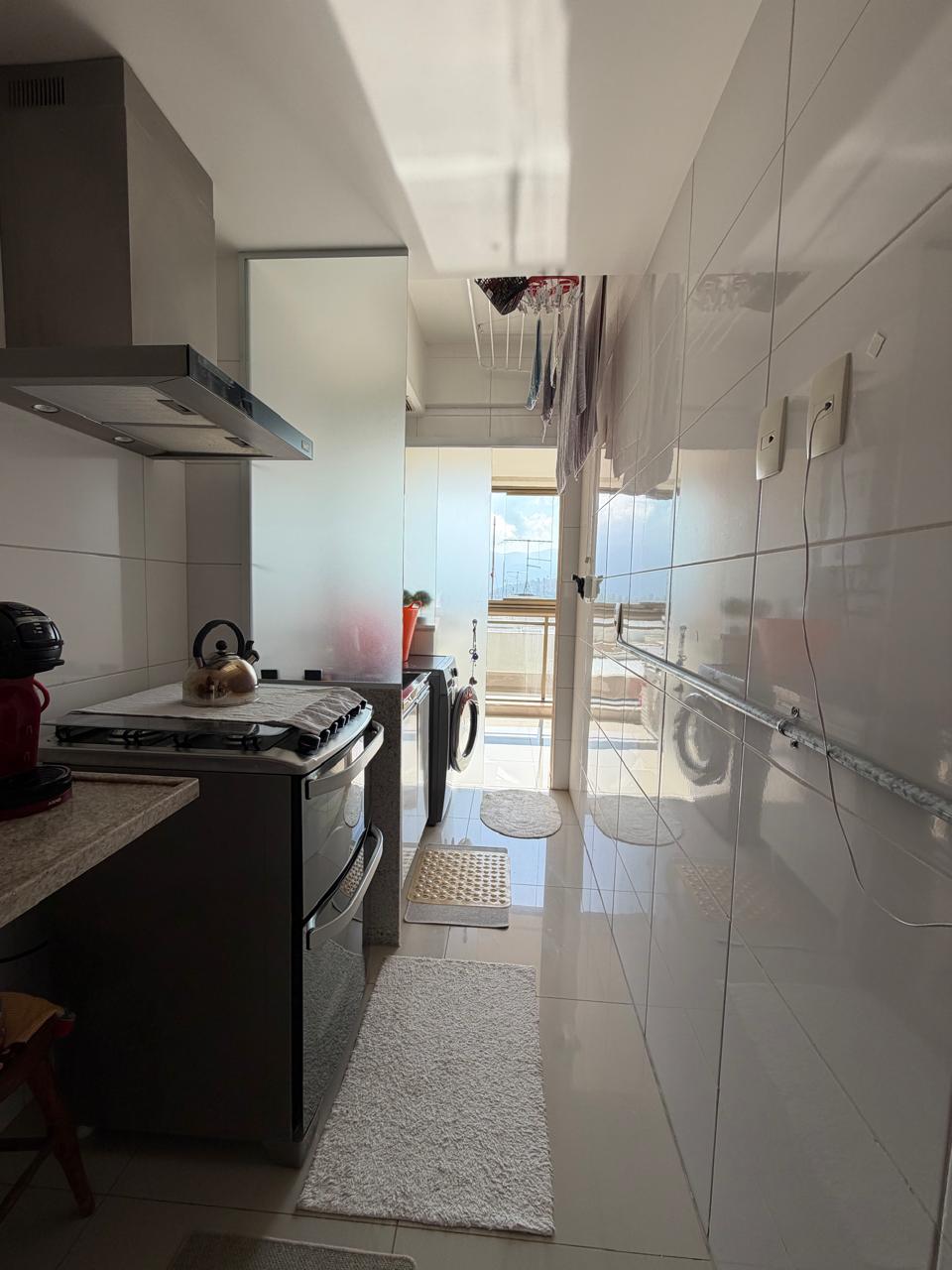 Cozinha com bancada, armários e eletrodomésticos