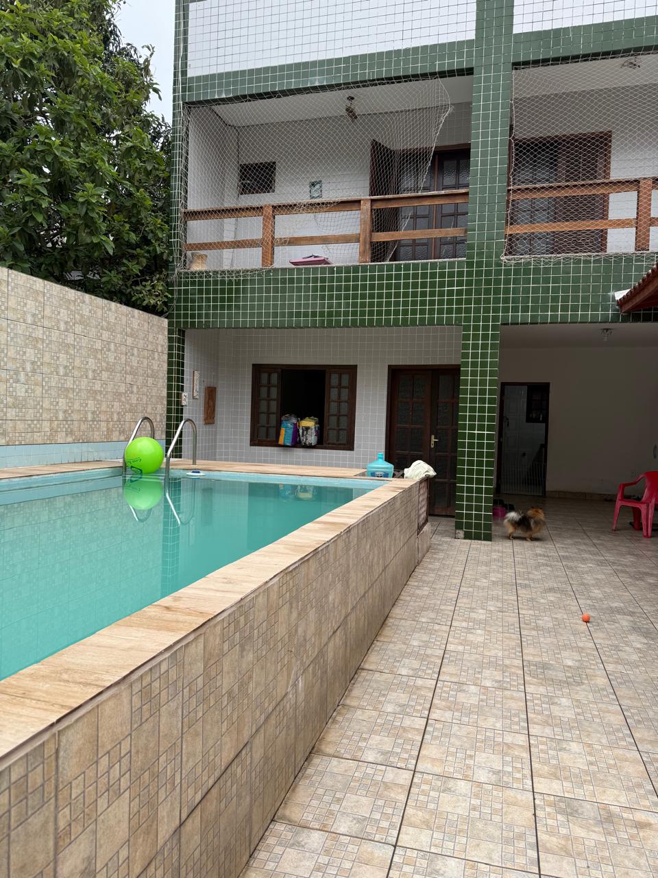 Outro ângulo da piscina e da área externa