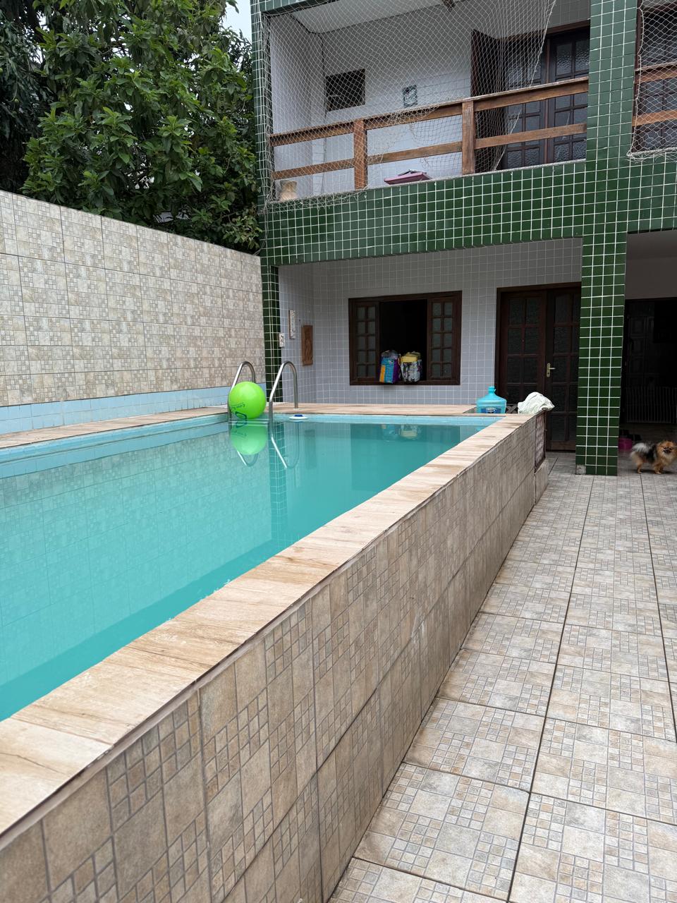 Área externa com piscina e fachada de dois pavimentos