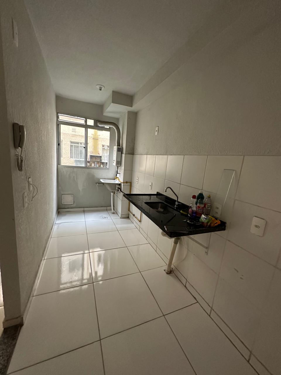 Cozinha com bancada e iluminação natural
