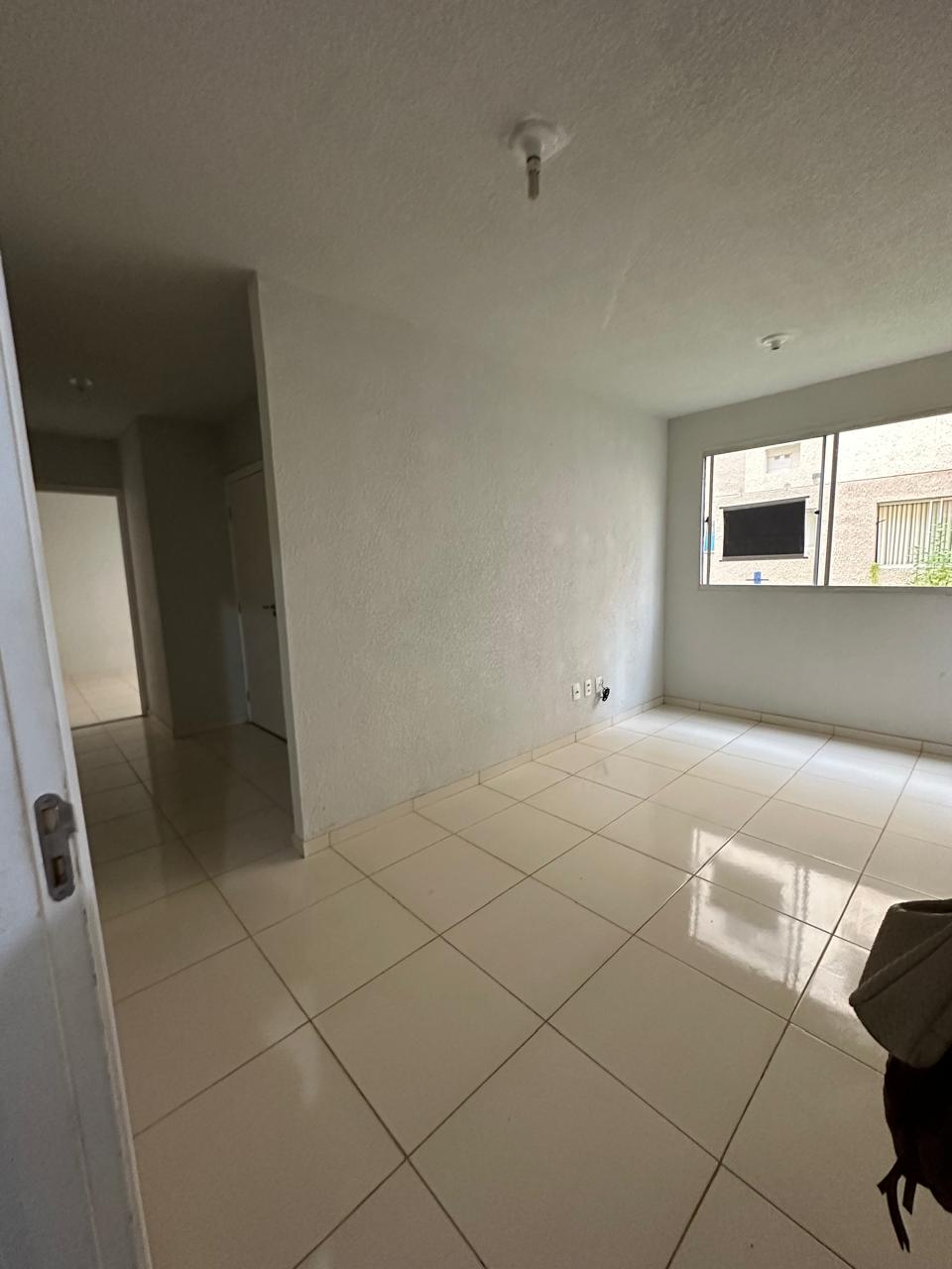 Ambiente interno com janela e piso claro
